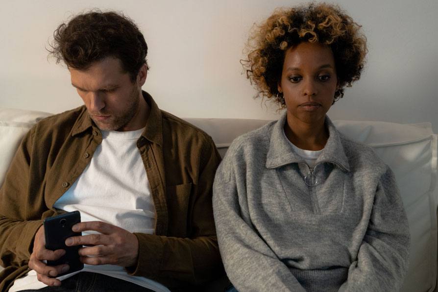 Pareja hablando en el sofá sobre el apego ansioso en la relación